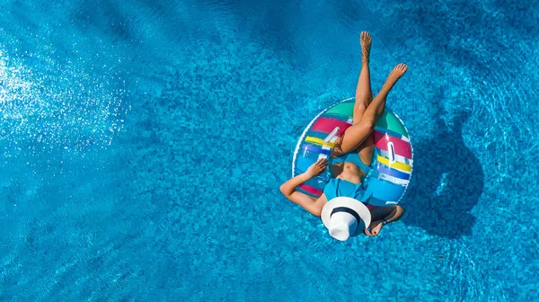 Hermosa Chica Con Sombrero Piscina Vista Aérea Del Dron Desde — Foto de Stock