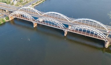 Yukarıdan, Kiev (Kiev) şehir manzarası, Ukrayna Dnieper Nehri otomobil ve demiryolu Darnitsky köprüden hava Üstten Görünüm