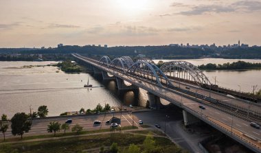 Yukarıdan, Kiev (Kiev) şehir manzarası, Ukrayna Dnieper Nehri otomobil ve demiryolu Darnitsky köprüden hava Üstten Görünüm