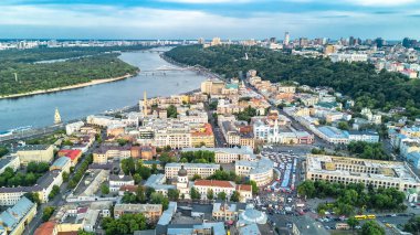 Kyiv şehir manzarası, Dinyeper nehri ve Podol tarihi bölgesinin yukarıdan görünüşü, Kiev, Ukrayna