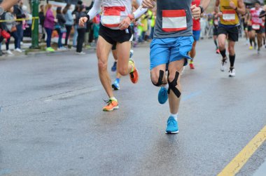 Maraton koşu yarışı, birçok koşucu ayaklarıyla yol yarışı, spor müsabakası, fitness ve sağlıklı yaşam tarzı konsepti