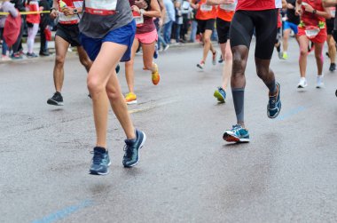 Maraton koşu yarışı, birçok koşucu ayaklarıyla yol yarışı, spor müsabakası, fitness ve sağlıklı yaşam tarzı konsepti