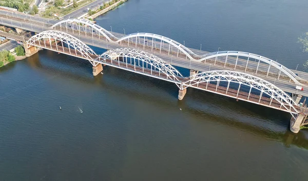 Vista Superior Aérea Automóvel Ferrovia Ponte Darnitsky Através Rio Dnieper — Fotografia de Stock