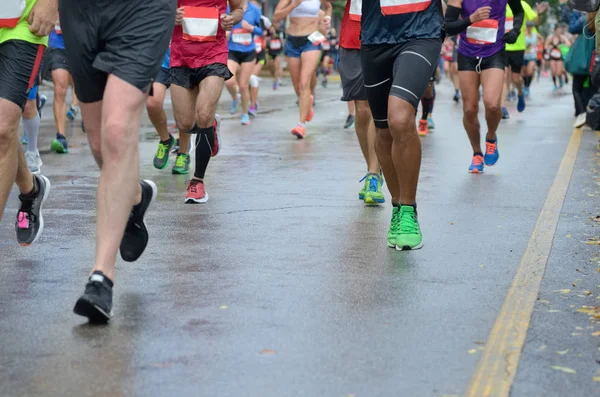 Marathonlauf Viele Läuferfüße Bei Straßenrennen Sportwettkämpfen Fitness Und Gesundem Lebensstil — Stockfoto