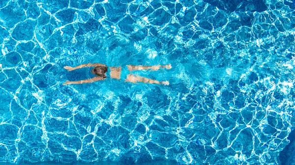 Menina Ativa Piscina Vista Drone Aéreo Cima Jovem Nada Água — Fotografia de Stock