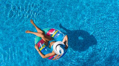 Yüzme Havuzu hava üstten görünüm yukarıdan şapkalı güzel kız, kadın rahatlatır ve şişme üzerinde yüzer halka halka ve eğlenir suda Ailecek tatile tropikal tatil