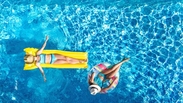 수영장 무인기 어린이들 부풀어 오르는 매트리스를 수영하는 아이들 휴양지에서 여행을 — 스톡 사진