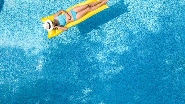 Девочка Отдыхает Бассейне Плавает Надувной Матрасе Веселится Воде Семейном Отдыхе — стоковое фото