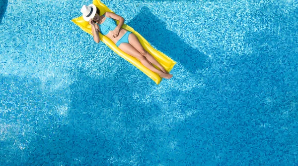 Beautiful Young Girl Relaxing Swimming Pool Swims Inflatable Mattress Has — Stock Photo, Image