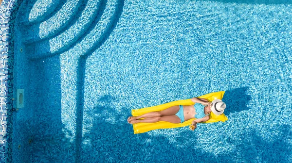 Menina Bonita Relaxando Piscina Nada Colchão Inflável Diverte Água Férias — Fotografia de Stock