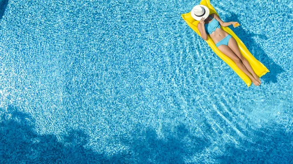 Menina Bonita Relaxando Piscina Nada Colchão Inflável Diverte Água Férias — Fotografia de Stock