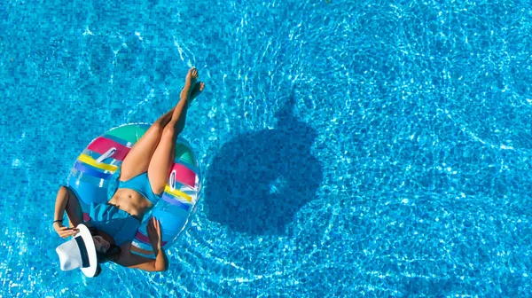 Yüzme Havuzu hava üstten görünüm yukarıdan şapkalı güzel kız, kadın rahatlatır ve şişme üzerinde yüzer halka halka ve eğlenir suda Ailecek tatile tropikal tatil