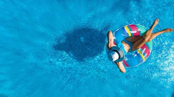 수영장 위에서 보기에 모자에 풍선에 휴양지에서 재미를가지고 — 스톡 사진