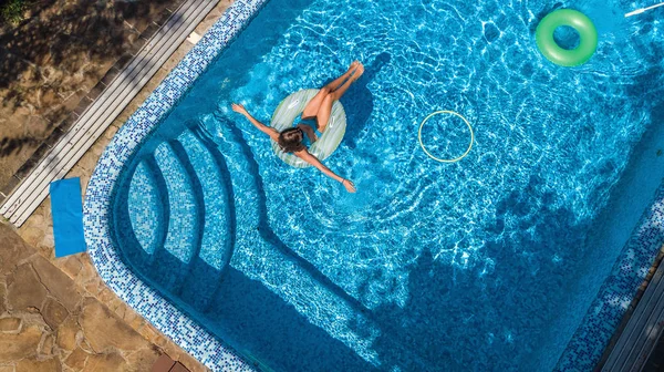 Légi Felvétel Szép Lány Fenti Medencében Úszni Felfújható Gyűrű Fánk — Stock Fotó