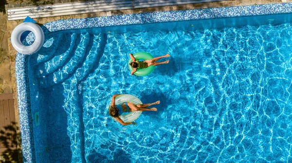 Niños Activos Piscina Vista Aérea Desde Arriba Niños Felices Nadan —  Fotos de Stock