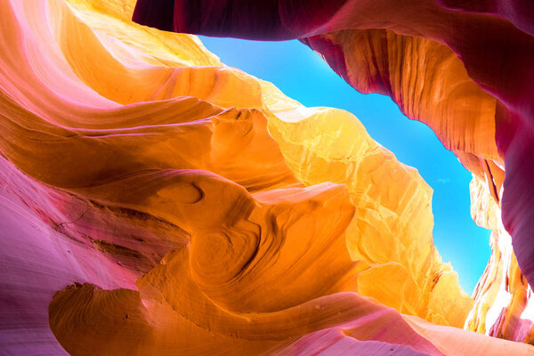 Вид на песчаник Антилопа Каньон в знаменитом национальном парке племени Навахо недалеко от города Пейдж, штат Аризона, США
