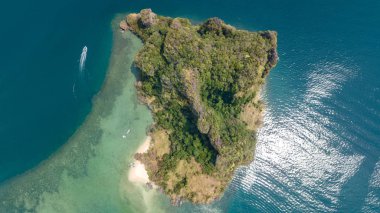 Tropikal adalar, plajlar ve yukarıdaki mavi açık Andaman deniz suyu tekneler, Krabi, Tayland güzel adalar Adaları hava drone görünümü