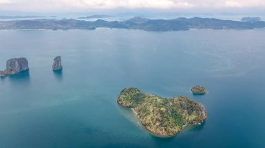 Tropikal adalar, plajlar ve yukarıdaki mavi açık Andaman deniz suyu tekneler, Krabi, Tayland güzel adalar Adaları hava drone görünümü
