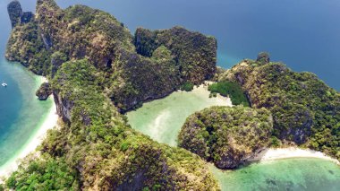 Yukarısında mavi açık Andaman deniz suyu tropikal Koh Hong adanın havadan drone görünümü, güzel takımadalar Adaları ve Krabi, Tayland plajları