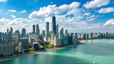 Chicago hava aracı görüntüsü yukarıdan, Chicago şehri şehir merkezi gökdelenleri ve Michigan Gölü şehri, Illinois, ABD