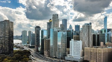 Chicago hava aracı görüntüsü yukarıdan, Chicago şehri şehir merkezi gökdelenleri ve Michigan Gölü şehri, Illinois, ABD