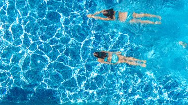 Çocuk yüzme havuzu su hava dron görünümünde yukarıdan aktif kızlar, yüzmek, çocuklar eğlenin tropikal Ailecek tatile, holiday resort konsepti