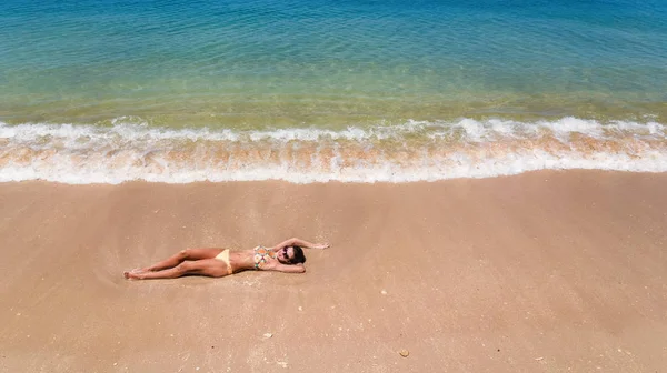 Воздушный Вид Сверху Молодую Женщину Бикини Расслабляющий Песке Тропический Пляж — стоковое фото