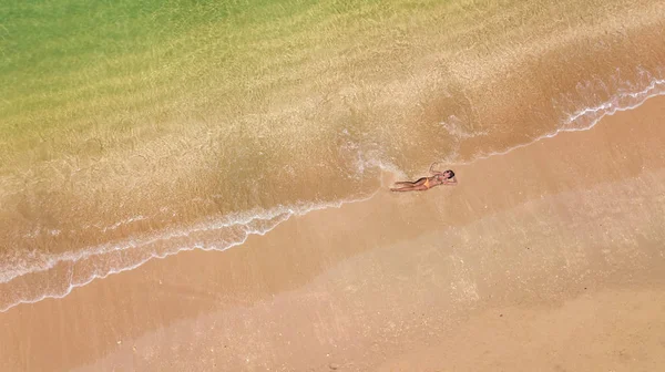 Vista Aérea Mujer Joven Bikini Relajándose Playa Tropical Arena Por —  Fotos de Stock