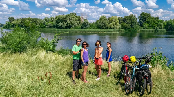 Familie Auf Fahrrädern Beim Radeln Freien Aktive Eltern Und Kinder — Stockfoto