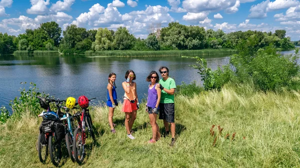 Family Bikes Cycling Outdoors Active Parents Kids Bicycles Aerial View — Stock Photo, Image