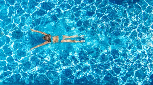 Aktives Mädchen Schwimmbad Drohnenblick Von Oben Junge Frau Schwimmt Blauen — Stockfoto