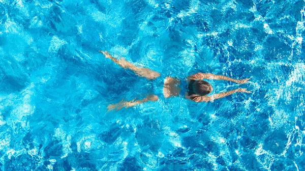 Aktivní Dívka Bazénu Letecké Drone Pohled Shora Mladá Žena Plave — Stock fotografie