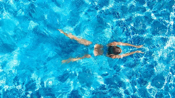 Fille Active Dans Piscine Vue Aérienne Drone Haut Jeune Femme — Photo