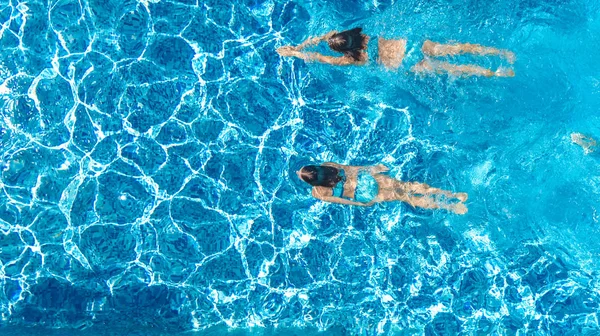 Actieve Meisjes Zwembad Water Luchtfoto Drone Weergave Van Bovenaf Kinderen — Stockfoto