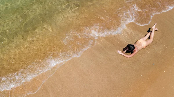 Légi Kilátás Fiatal Bikini Pihentető Homok Trópusi Tengerpart Tenger Hullámok — Stock Fotó