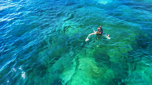 Bovenaanzicht Van Vrouw Snorkelen Van Bovenaf Meisje Snorkelaar Zwemmen Een — Stockfoto