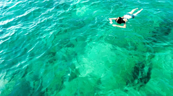 Antenna Felülnézet Snorkeling Felülről Lány Snorkeler Úszás Világos Trópusi Tengervíz — Stock Fotó