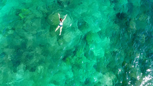 Antenna Felülnézet Snorkeling Felülről Lány Snorkeler Úszás Világos Trópusi Tengervíz — Stock Fotó