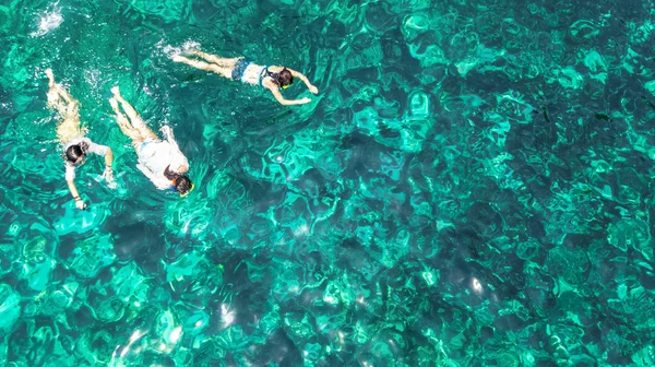 Vista Aérea Superior Família Snorkeling Cima Mãe Crianças Snorkelers Nadando — Fotografia de Stock