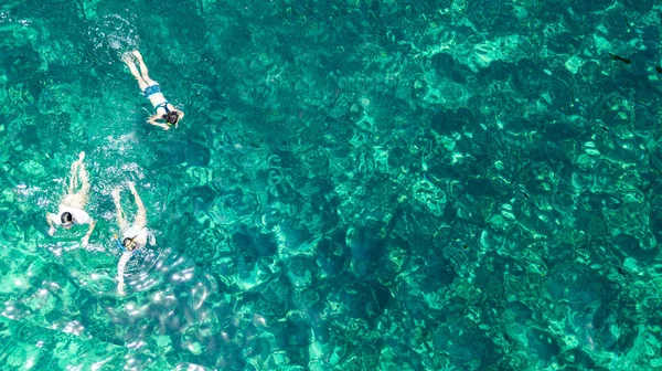 태국에서 산호와 바다에서 수영하는 어머니와 어린이 스노클링 위에서 스노클링의 — 스톡 사진