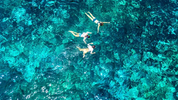 Vista Aérea Superior Família Snorkeling Cima Mãe Crianças Snorkelers Nadando — Fotografia de Stock