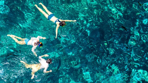 Bovenaanzicht Van Het Gezin Snorkelen Van Bovenaf Moeder Kinderen Snorkelers — Stockfoto