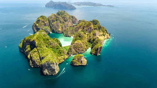 Widok Lotu Ptaka Tropikalną Wyspę Phi Phi Plaże Łodzie Błękitnej — Zdjęcie stockowe