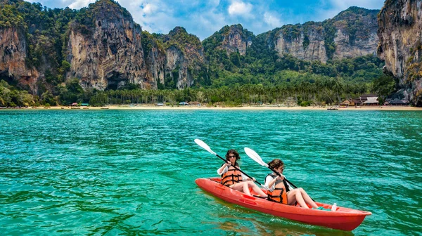 Caiaque Família Mãe Filha Remando Caiaque Passeio Canoa Marítima Tropical — Fotografia de Stock