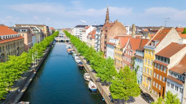 Kopenhag ufuk çizgisinin güzel hava manzarası Nyhavn tarihi iskele limanı ve kanalı renkli binalar ve eski Kopenhag, Danimarka 'da bulunan tekneler.