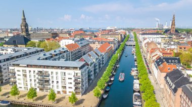 Kopenhag ufuk çizgisinin güzel hava manzarası Nyhavn tarihi iskele limanı ve kanalı renkli binalar ve eski Kopenhag, Danimarka 'da bulunan tekneler.