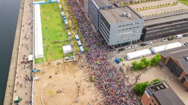 Maraton koşu yarışı, yukarıdan gelen birçok koşucuyla başlangıç ve bitiş çizgisi, yol yarışı, spor müsabakası, Kopenhag maratonu, Danimarka