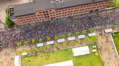 Maraton koşu yarışı, yukarıdan gelen birçok koşucuyla başlangıç ve bitiş çizgisi, yol yarışı, spor müsabakası, Kopenhag maratonu, Danimarka