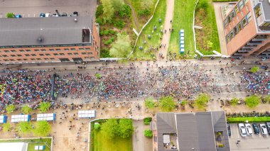 Maraton koşu yarışı, yukarıdan gelen birçok koşucuyla başlangıç ve bitiş çizgisi, yol yarışı, spor müsabakası, Kopenhag maratonu, Danimarka