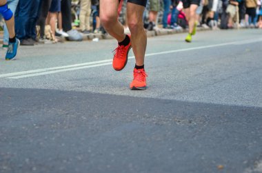 Maraton koşu yarışı, birçok koşucu ayaklarıyla yol yarışı, spor müsabakası, fitness ve sağlıklı yaşam tarzı konsepti